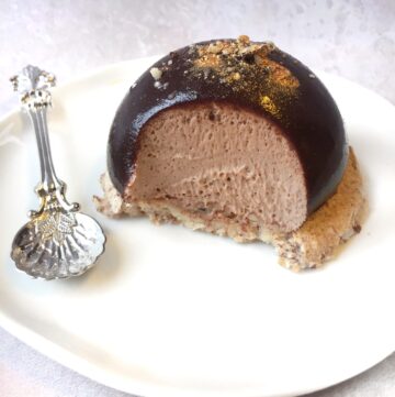 Små moussekager med glaze, chokolade og nødder