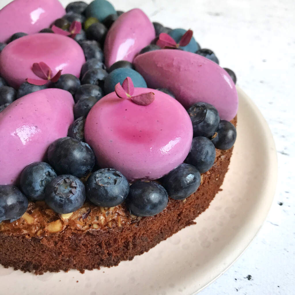 Brownie med mælkechokolade og blåbærmousse