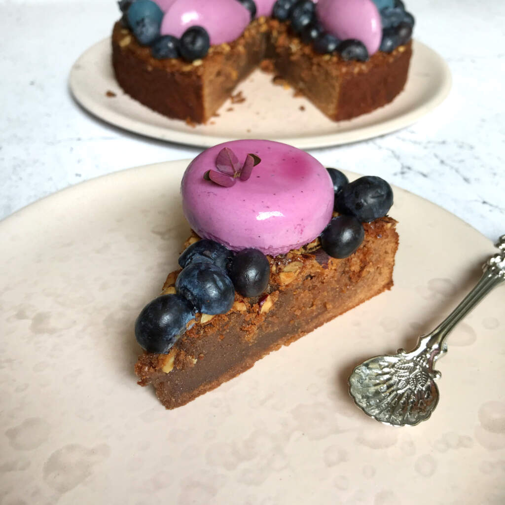 Brownie med mælkechokolade og blåbærmousse