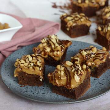 Brownie med karamel og peanuts - snickers brownie kage