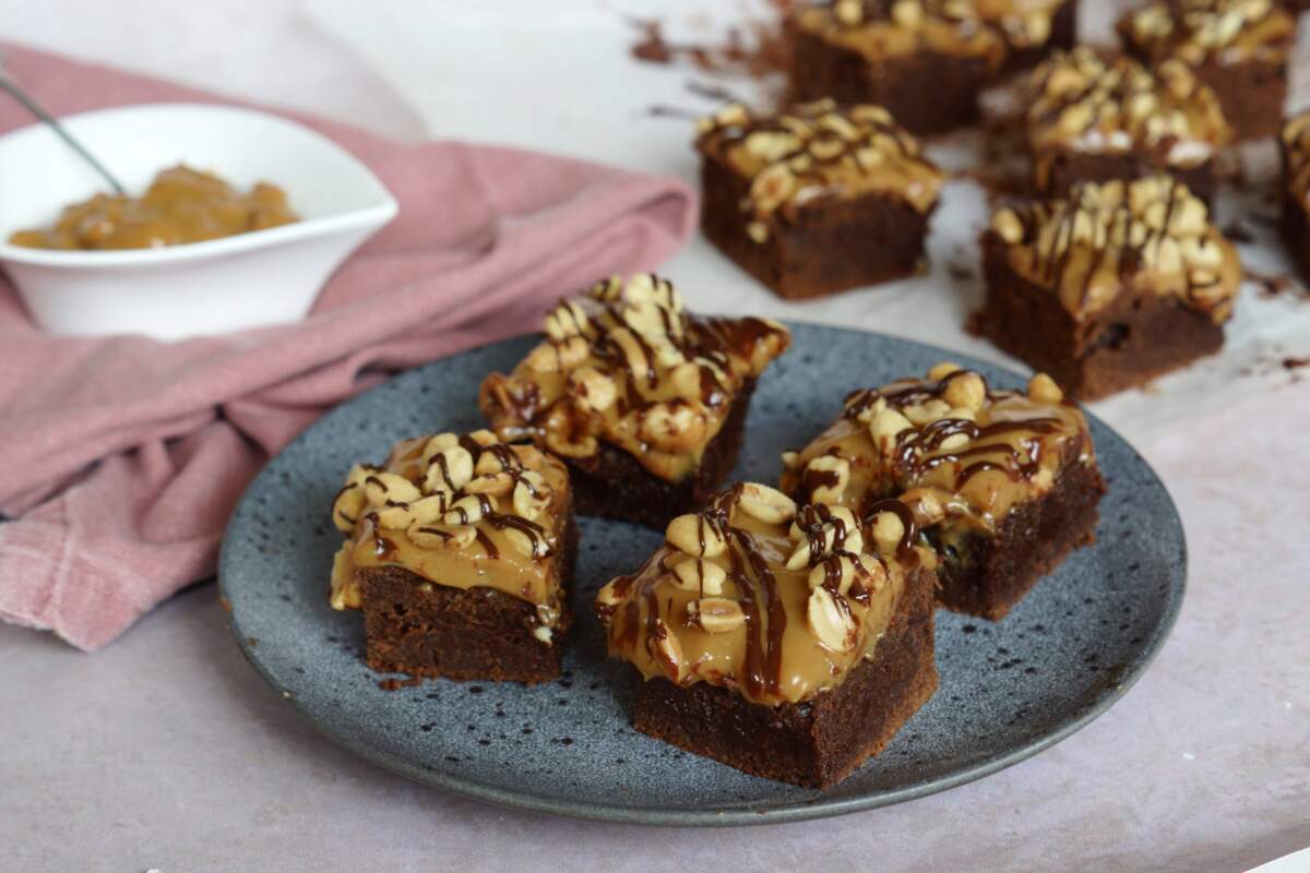Brownie med karamel og peanuts - snickers brownie kage