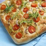 Foccacia med tomat, hvidløg, rødløg og rosmarin