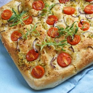 Foccacia med tomat, hvidløg, rødløg og rosmarin
