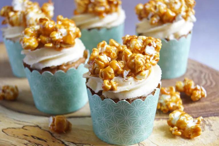 Cupcakes med æble, karamelfrosting og karamelpopcorn