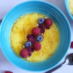 Creme Brulee med hvid chokolade og friske bær