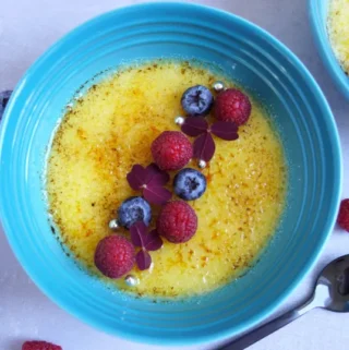 Creme Brulee med hvid chokolade og friske bær