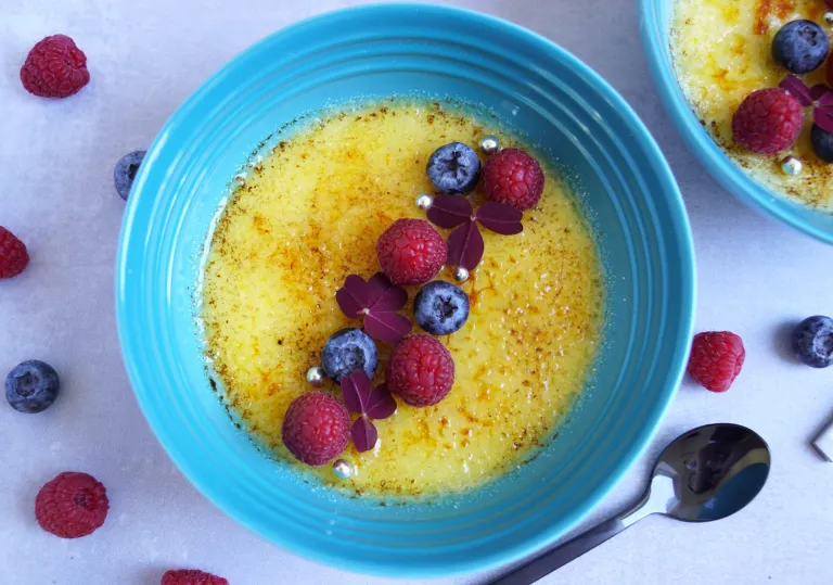 Creme Brulee med hvid chokolade og friske bær