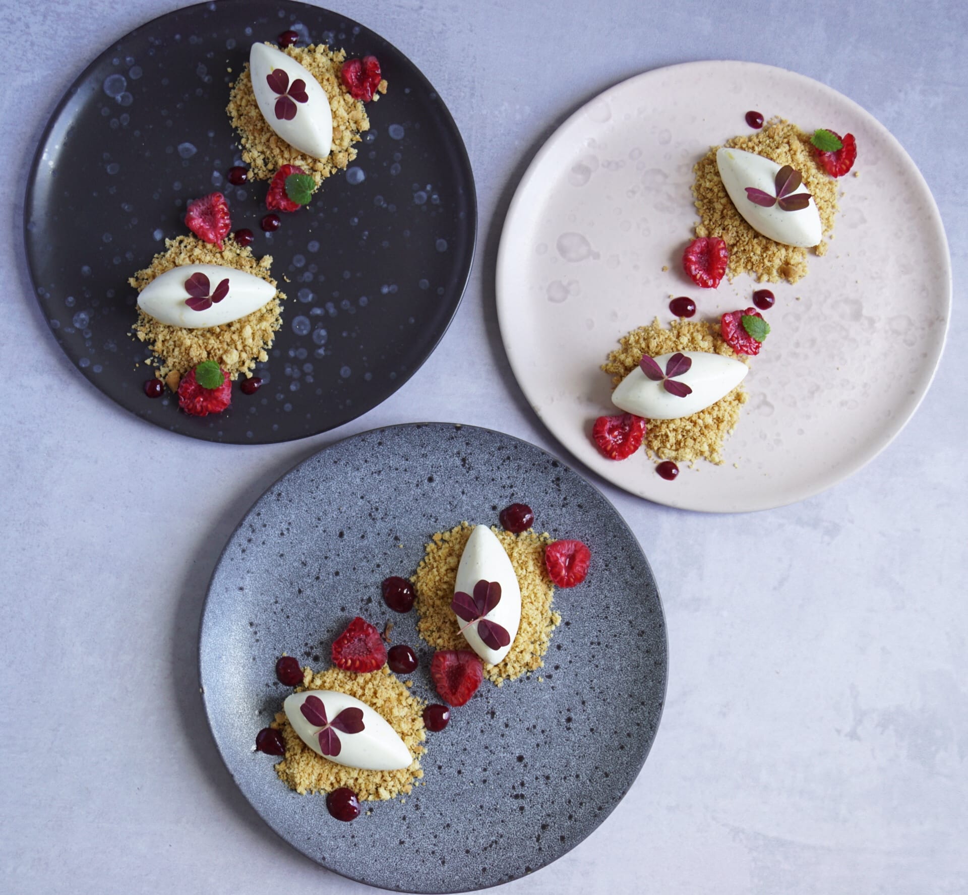 Portionsanrettet cheesecake med citron, vanilje og hindbær