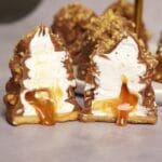Flødeboller med karamel og ristede hasselnødder