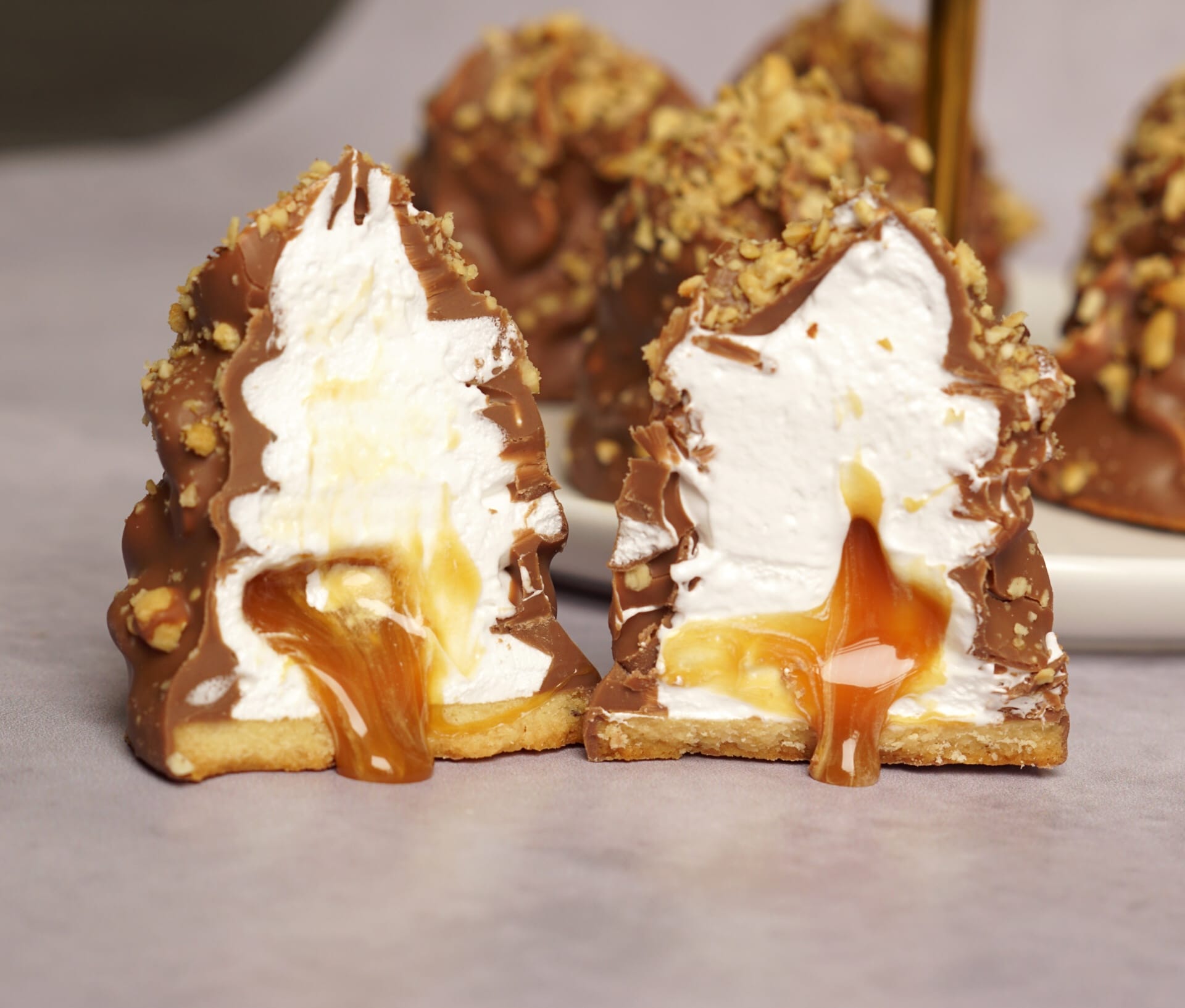 Flødeboller med karamel og ristede hasselnødder