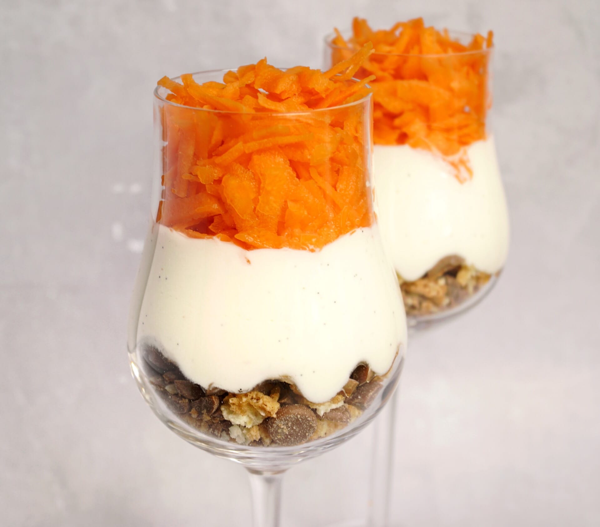 Gulerodsdessert med mælkechokoladeknas - nem dessert i glas