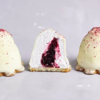 Hjemmelavede flødeboller med solbær og hvid chokolade