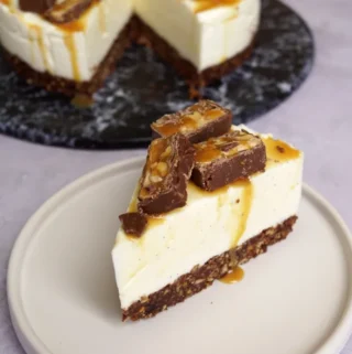 Snickers cheesecake