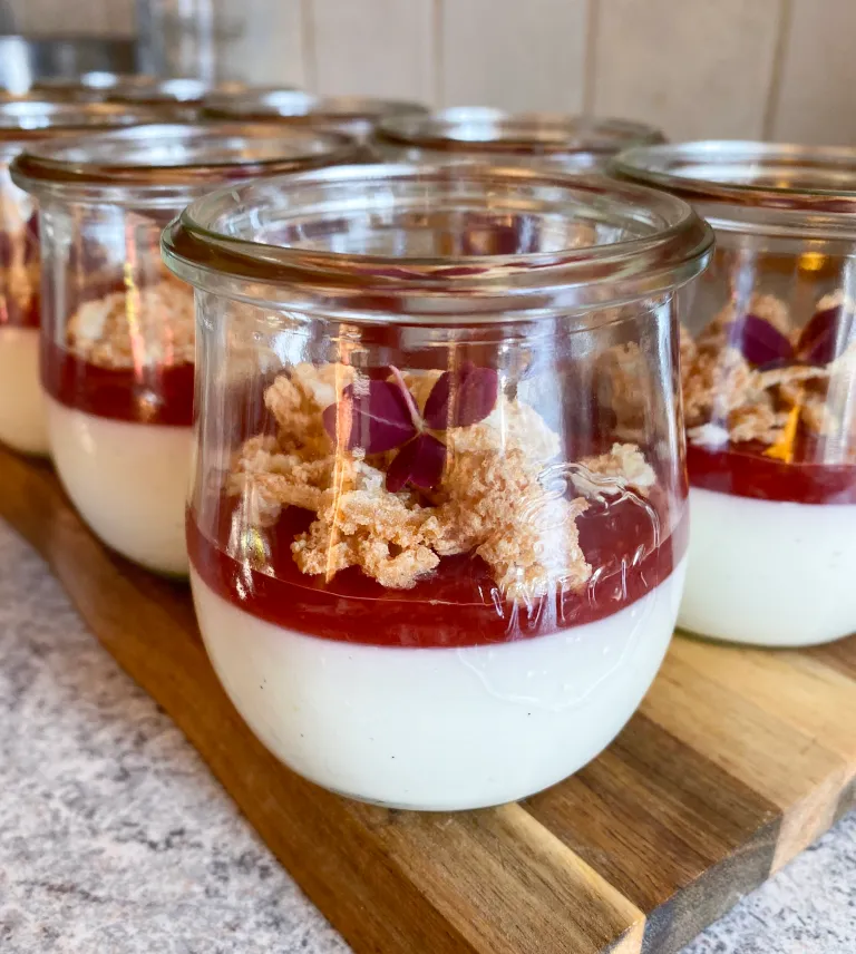 Ymerfromage med jordbær og makroner - nem dessert i glas