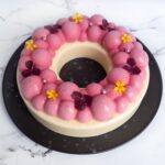 Moussekage med hindbær, passionsfrugt og kokos
