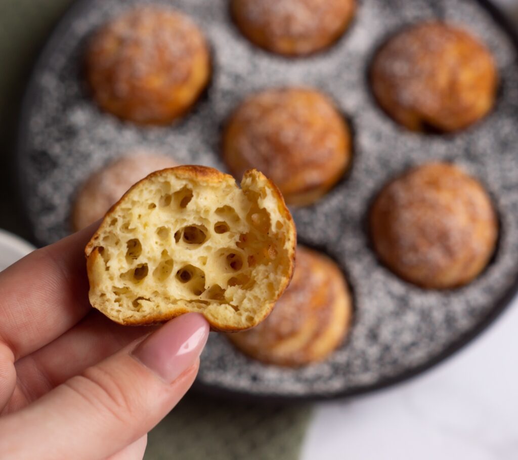 Luftig æbleskive med kærnemælk skåret over, så den svampede konsistens ses