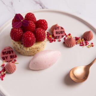 Citronkage med birkes, Ruby ganache, is og hindbær - flot portionsanrettet dessert