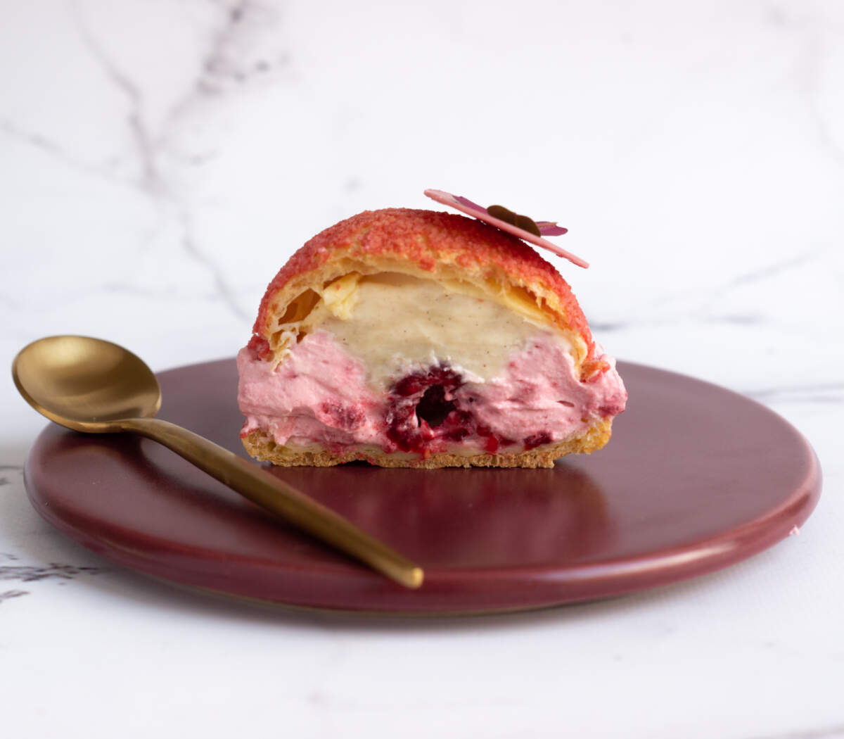 Choux au craquelin med hindbærskum og vaniljecreme