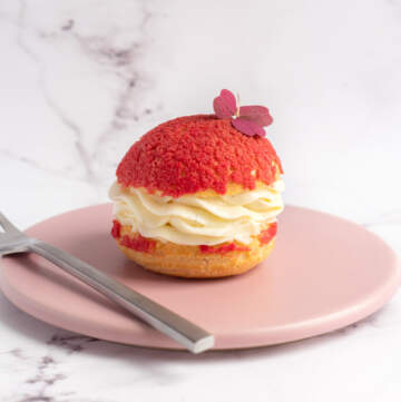 Choux au craquelin med cheesecake og hindbær