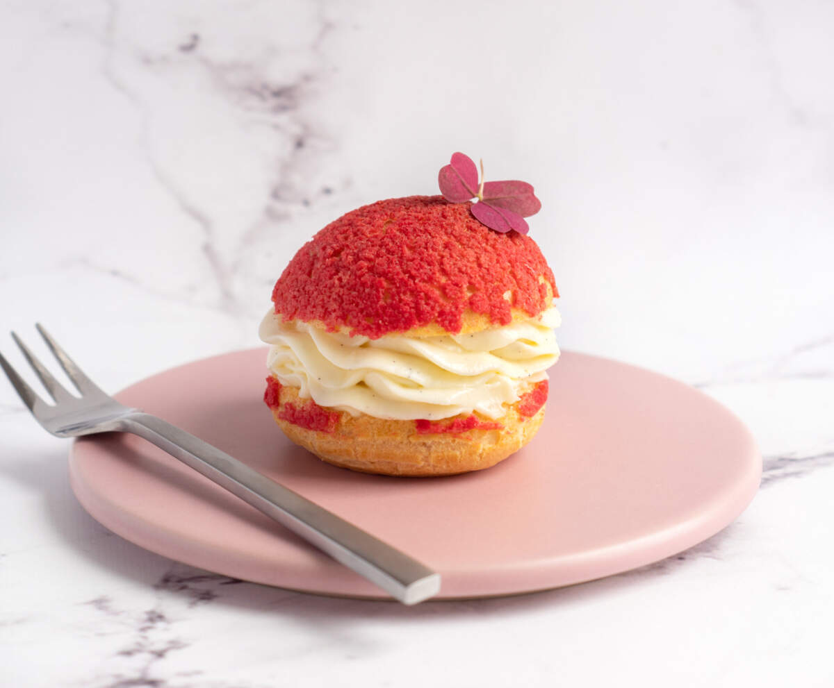 Choux au craquelin med cheesecake og hindbær