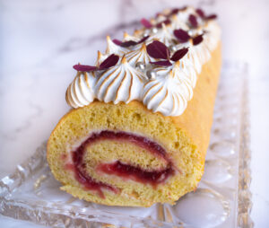 Roulade med rabarber, flødeostecreme og brændt marengs