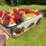 Flødebollekage - nem dessert med flødeboller og friske bær