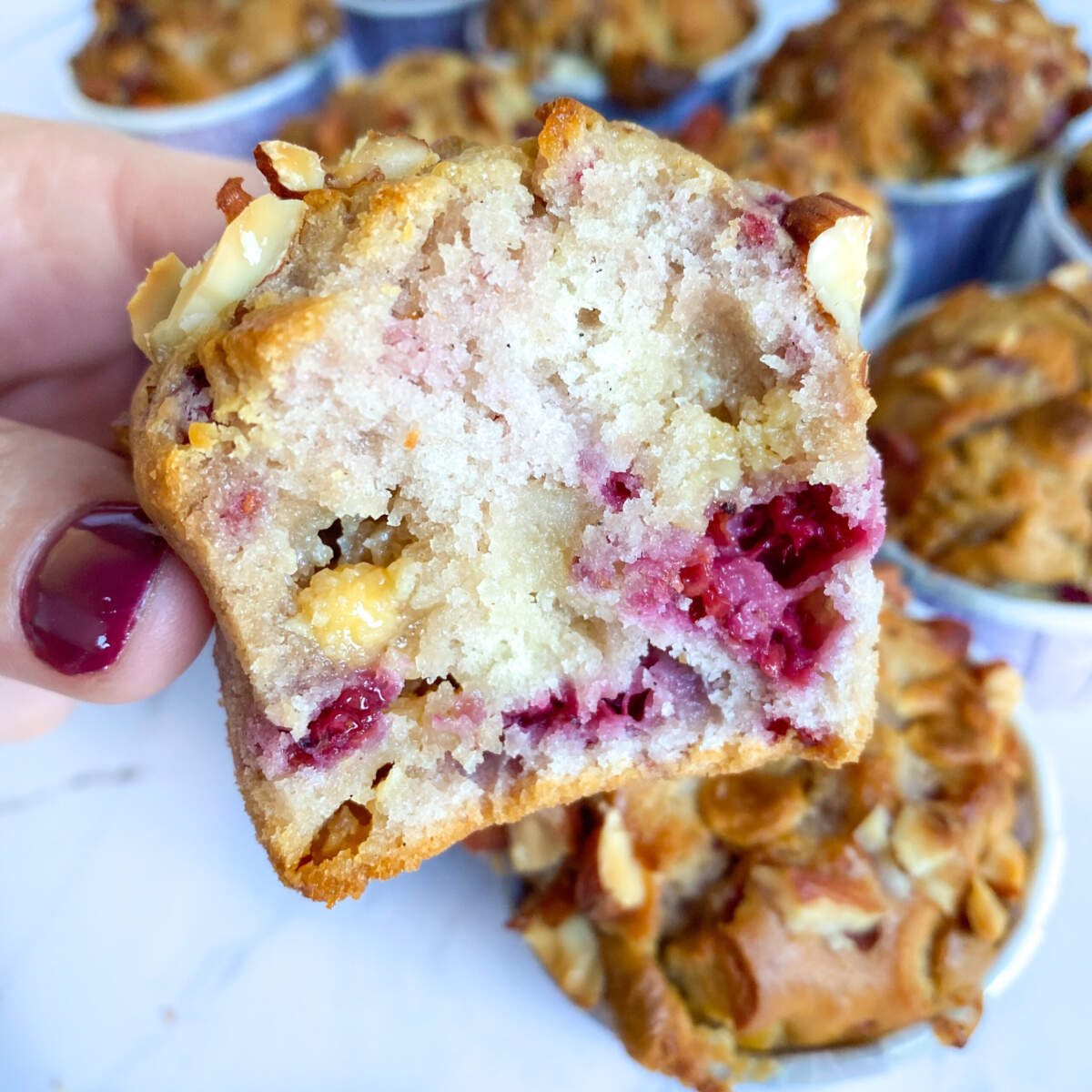 Hindbærmuffins med hvid chokolade, marcipan og nødder
