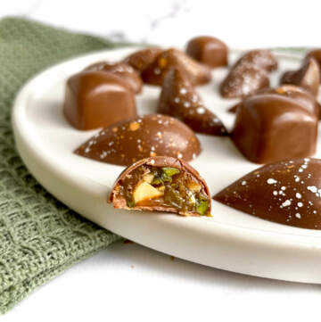 Fyldte chokolader med karamelcrunch