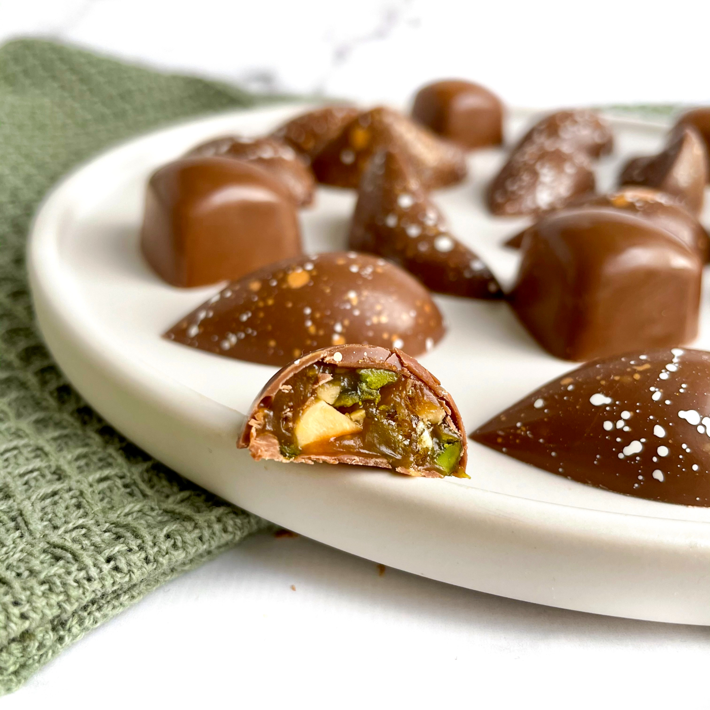 Fyldte chokolader med karamelcrunch