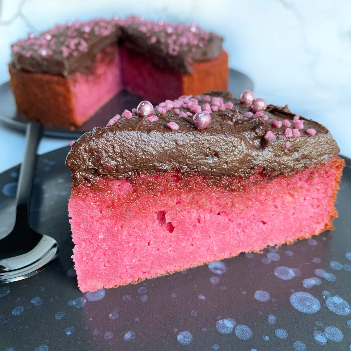 Lyserød giftkage med kakaofrosting