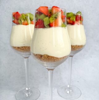 Portionsanrettet cheesecake med kiwi og jordbær
