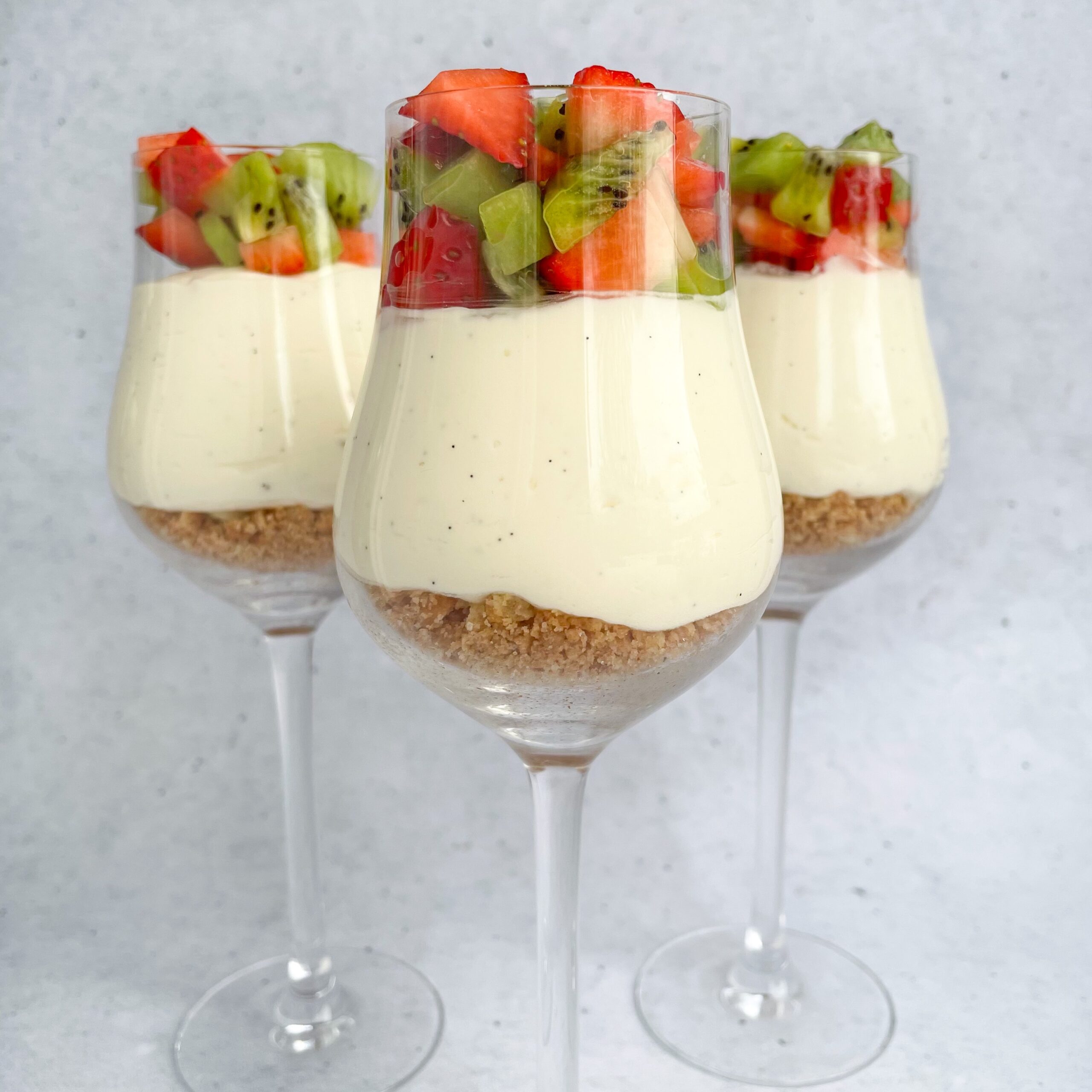 Portionsanrettet cheesecake med kiwi og jordbær