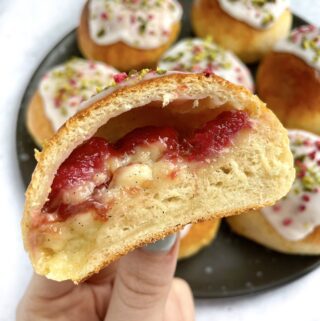 Gammeldags fastelavnsboller med creme, rabarber og hvid chokolade