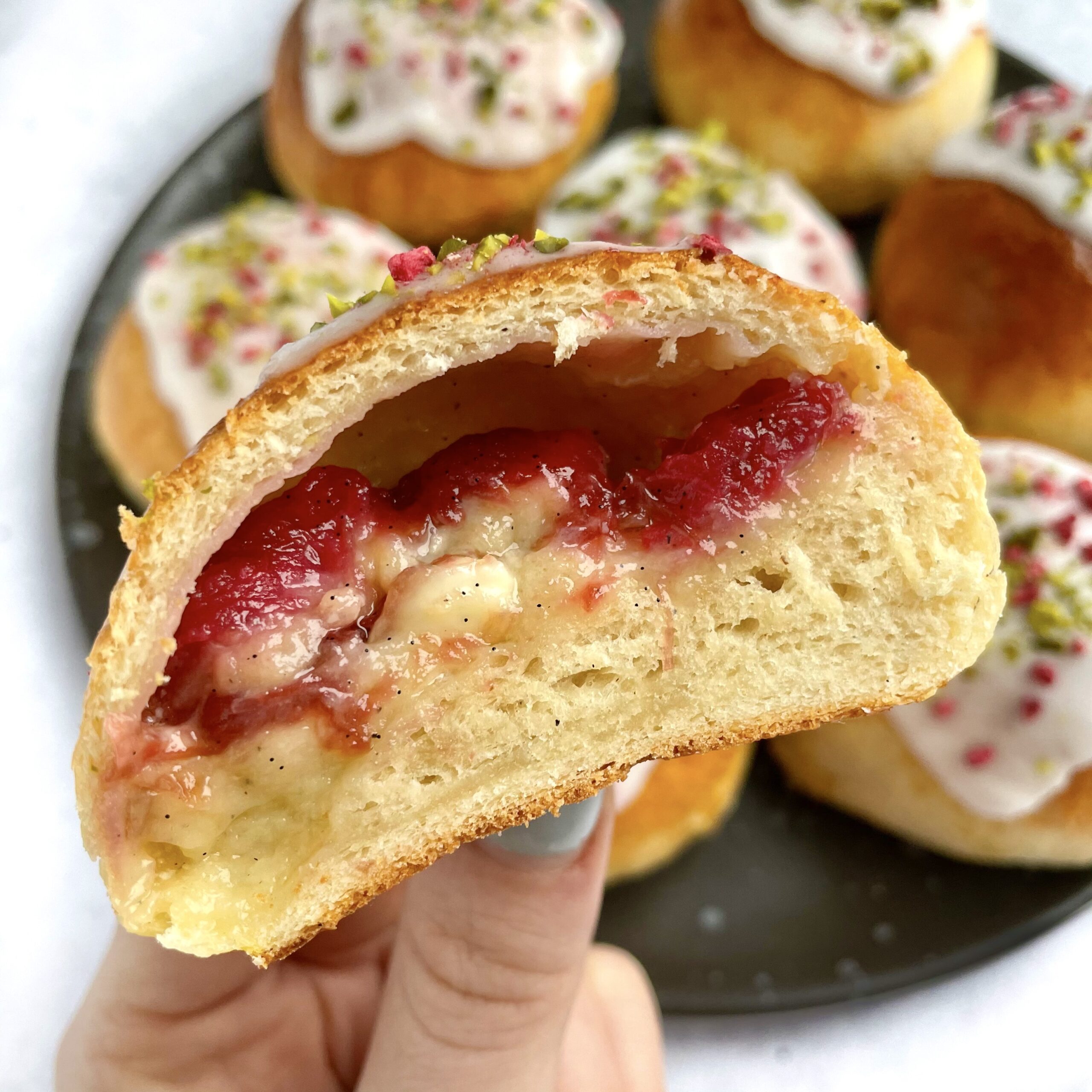 Gammeldags fastelavnsboller med creme, rabarber og hvid chokolade