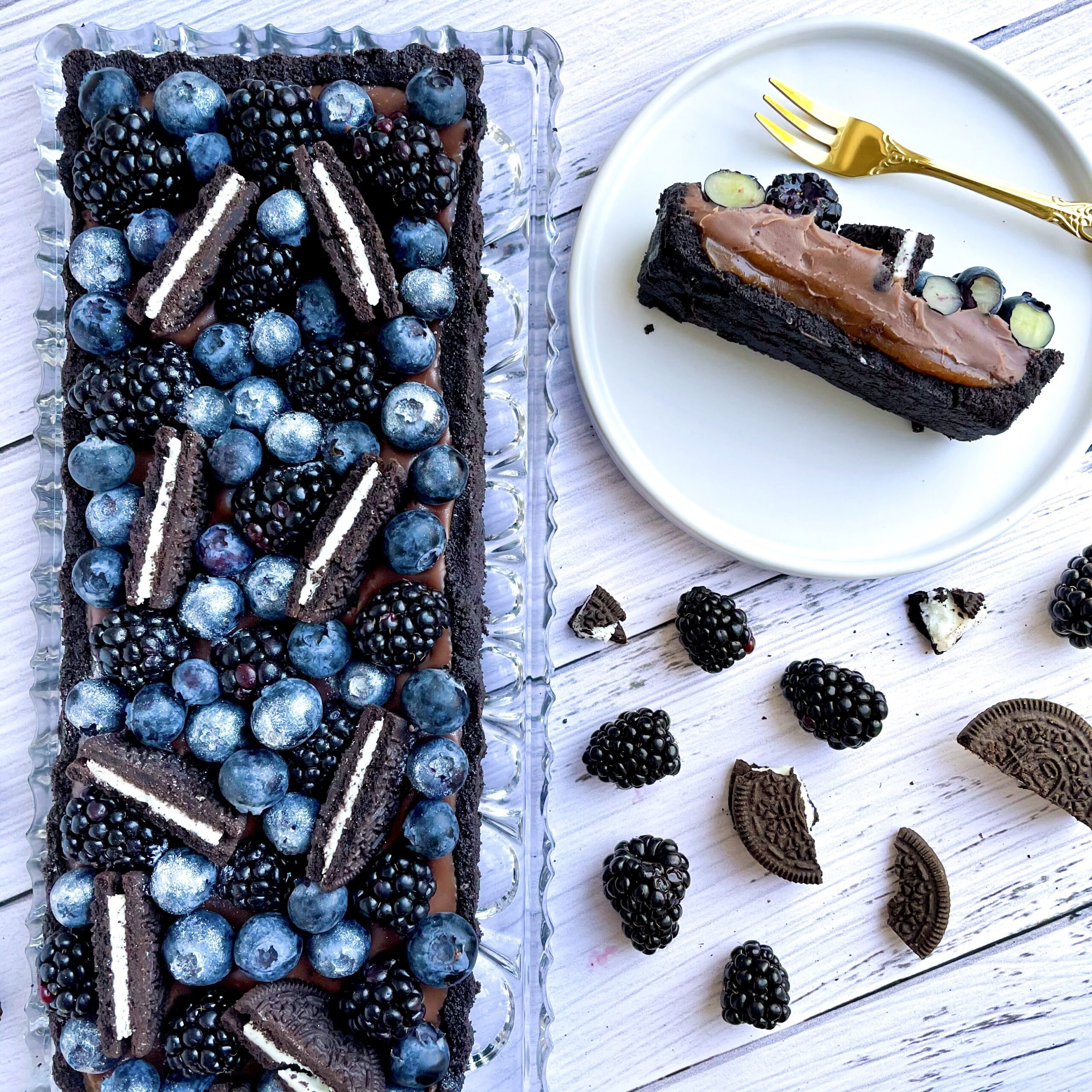 Oreo tærte med mælkechokolade, saltkaramel og friske bær
