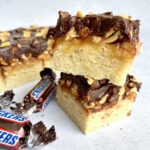 Den bedste Snickerskage - svampet kage med peanuts, karamel og chokolade