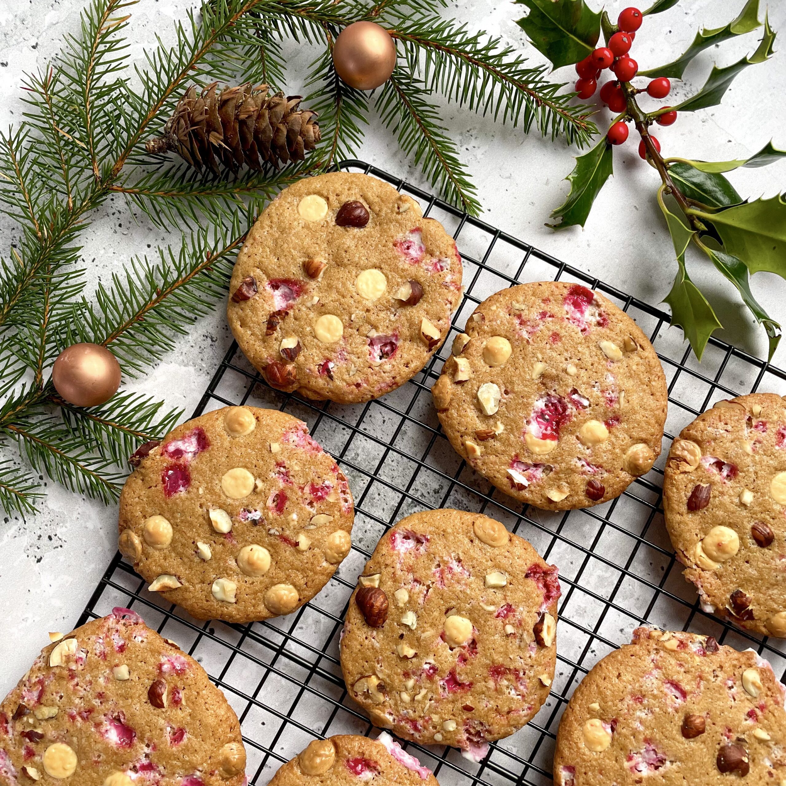 Julecookies med julestokke, hvid chokolade og hasselnødder