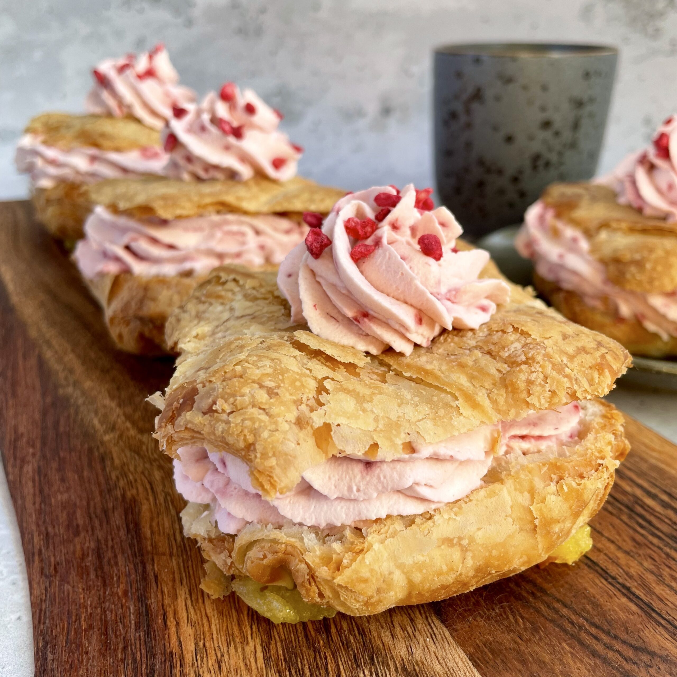 Hurtige og nemme fastelavnsboller med creme og hindbærskum