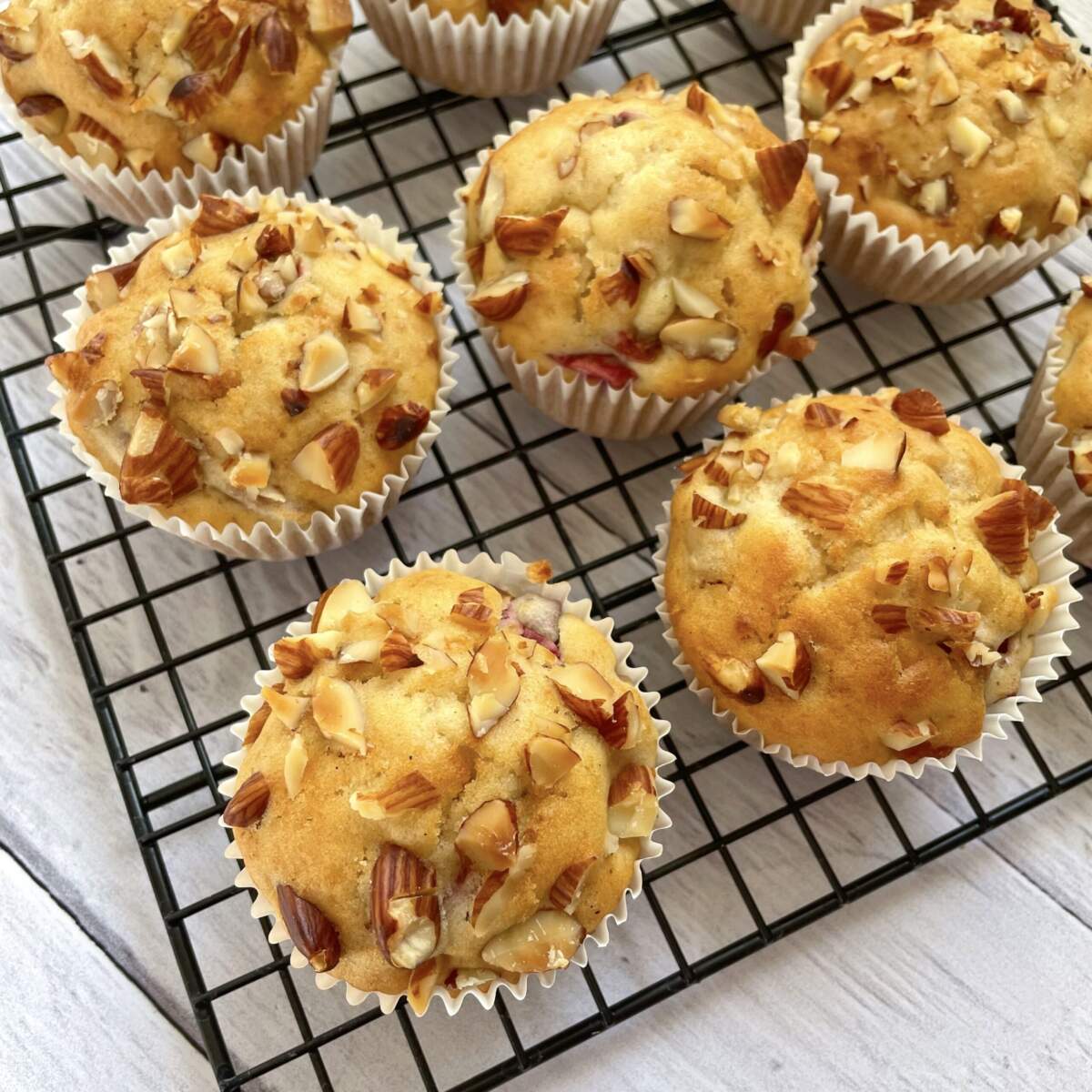 Rabarbermuffins med marcipan og mandler