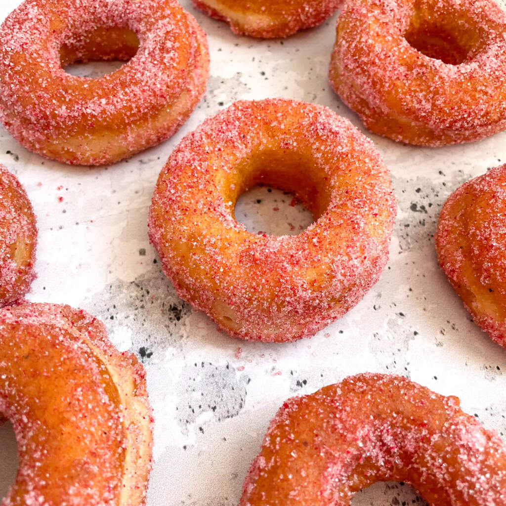 Luftige donuts med hindbærsukker - opskrift på hjemmelavet donuts
