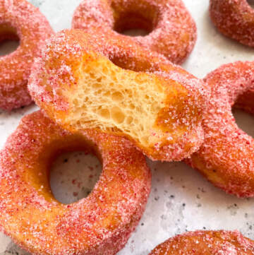 Luftige donuts med hindbærsukker - opskrift på hjemmelavet donuts