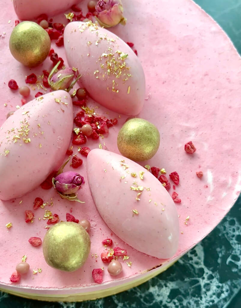 Mousse kage med hvid chokolade, karamel og hindbær