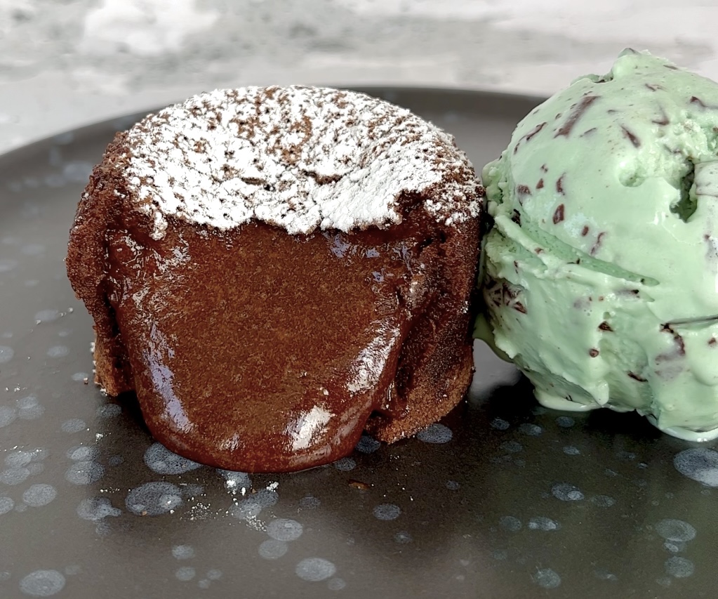 Blødende chokoladekage - opskrift på lun chokoladefondant