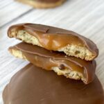 Hjemmelavede ToffeeCups - vaniljesmåkager med karamel og chokolade