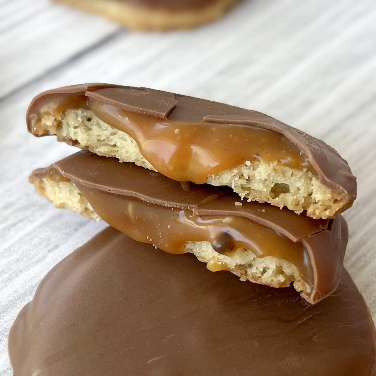 Hjemmelavede ToffeeCups - vaniljesmåkager med karamel og chokolade
