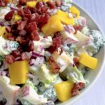 Broccolisalat med æble og mango