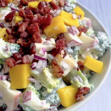 Broccolisalat med æble og mango
