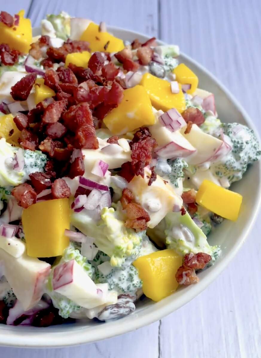 Broccolisalat med æble og mango