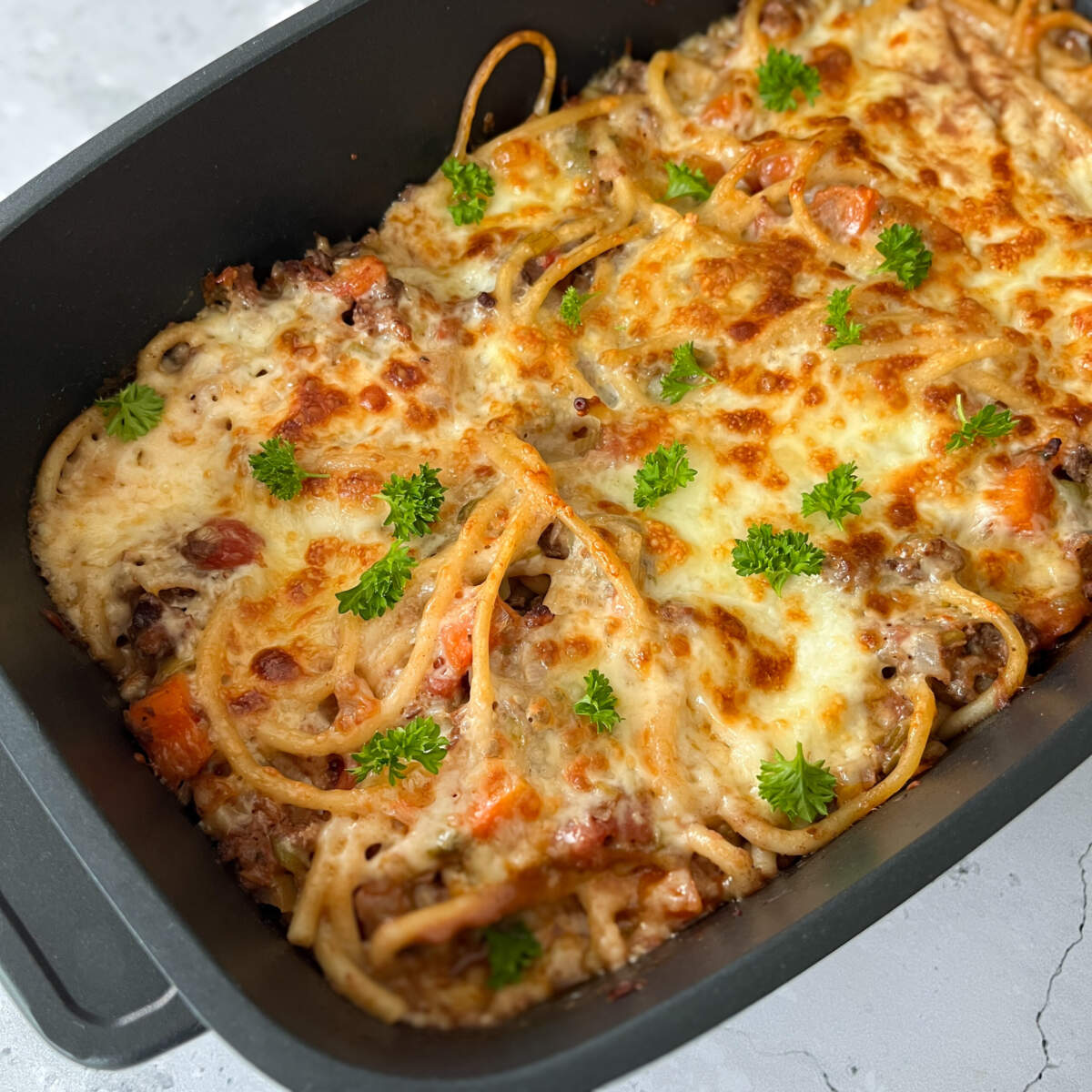 Gratineret pastaret med makaroni, grøntsager og oksekød