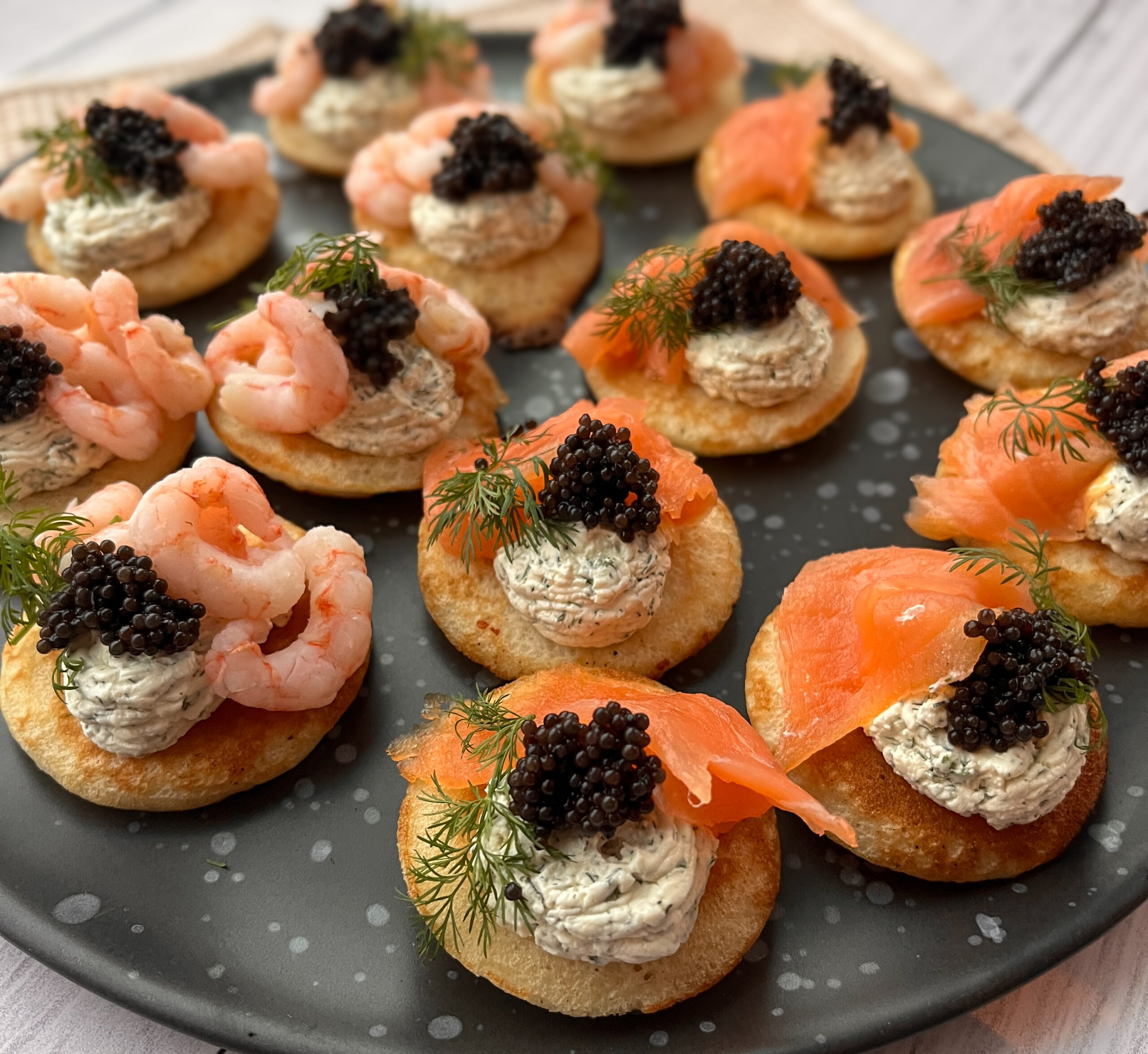 Blinis med laks, rejer og urtecreme - perfekt som appetizer eller til tapas